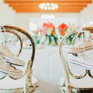 hochzeit empfang chucks vintage stühle tisch blumenarrangements