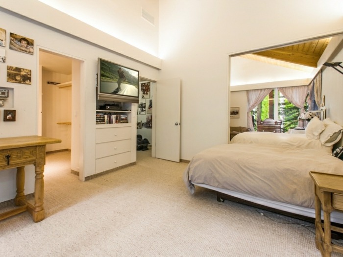 hütte schlafzimmer design grau beige fernseher bett badezimmer