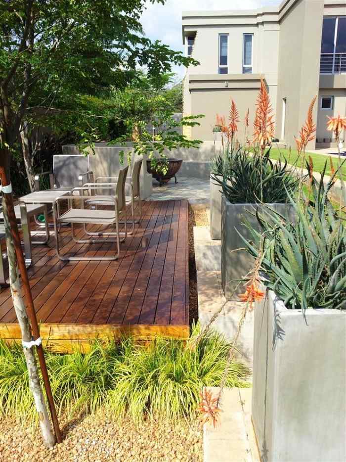 ideen-DIY-Sichtschutz-für-Terrasse-Beton-Pflanzkübel-exotische-Pflanzen