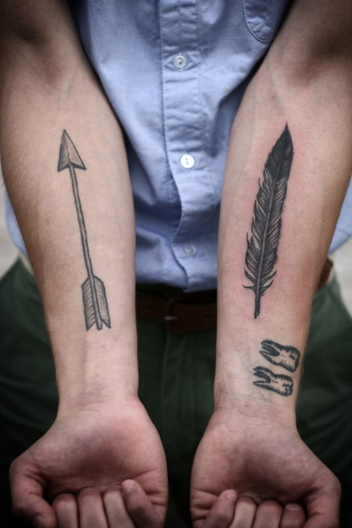 ideen-feder-tattoo-design-pfeil-unterarm-zähne-am-handgelenk