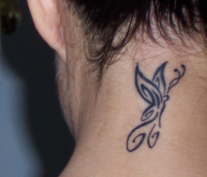 ideen-feminine-tattoos-am-genick-tribal-schmetterling-design