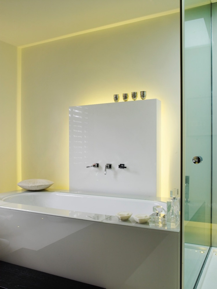 indirekte-beleuchtung-bad-badewanne-wasserhahn-paneel