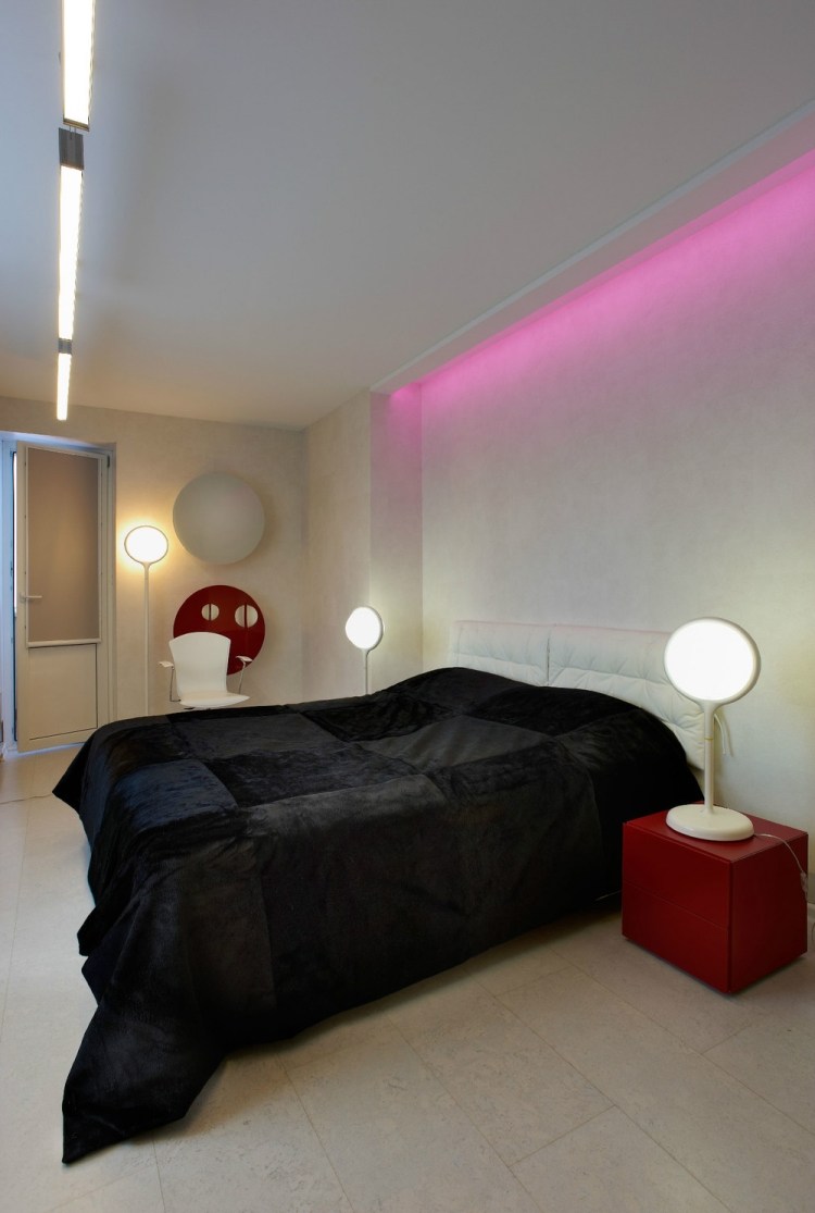indirekte-beleuchtung-ideen-schlafzimmer-pinkes-licht-decke