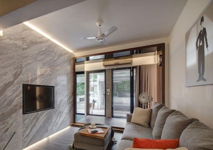 indirekte-beleuchtung-ideen-wohnzimmer-tv-wand-grau-marmor-optik