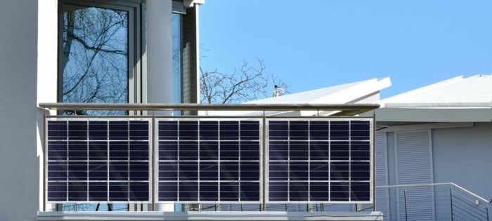 installation einer solaranlage panele balkon vertikal