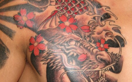 koi tattoo brust tiger schwarz rot design idee