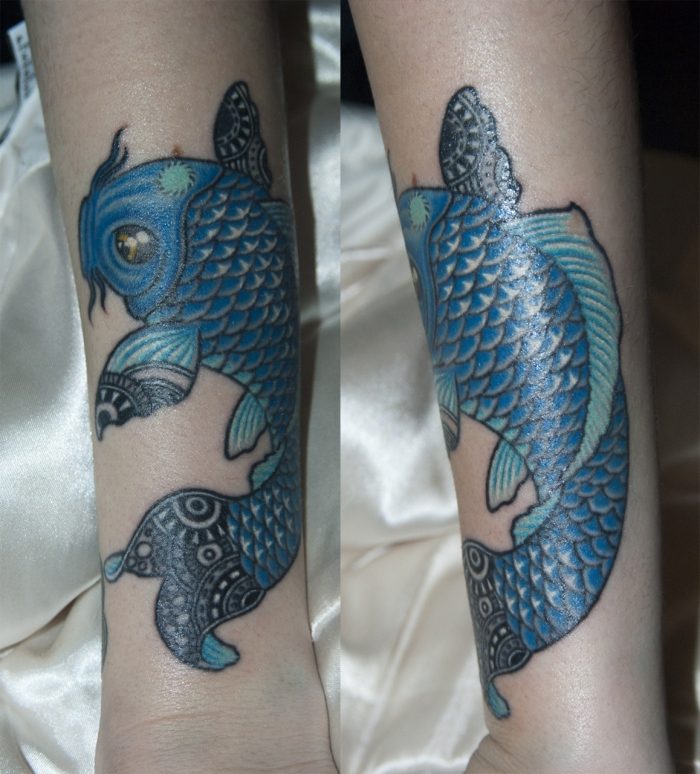 koi-tattoo-unterarm-blau-schuppen-deutlich-sichtbar