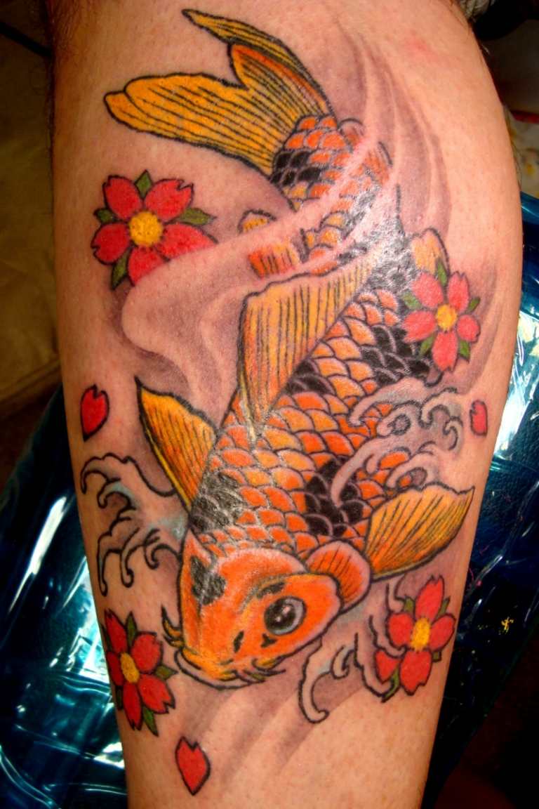 koi tattoo unterschenkel wade gelb blueten orange