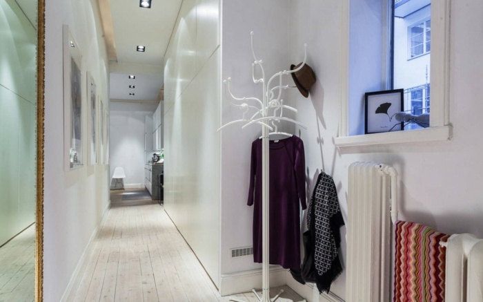 korridor design wohnung kleiderständer heizung weiß einrichtung