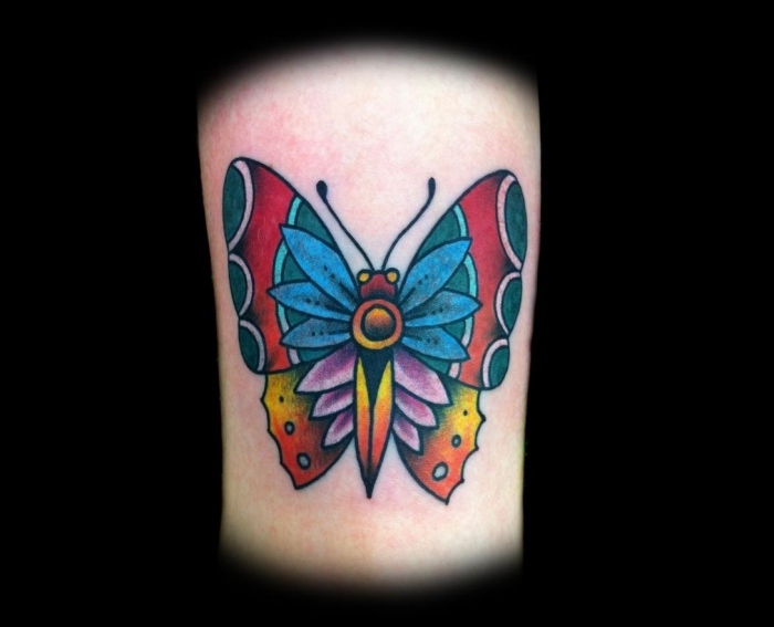 kreativ-Schmetterling-Tattoo-Design-mit-Konturen-Farben-Maori-Look