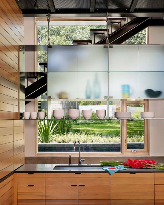 küche modern holz schränke treppe glas geschirr