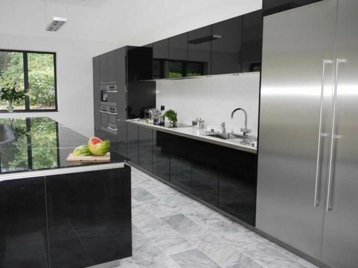 küche modern kochinsel kühlschrank metall hochglanz