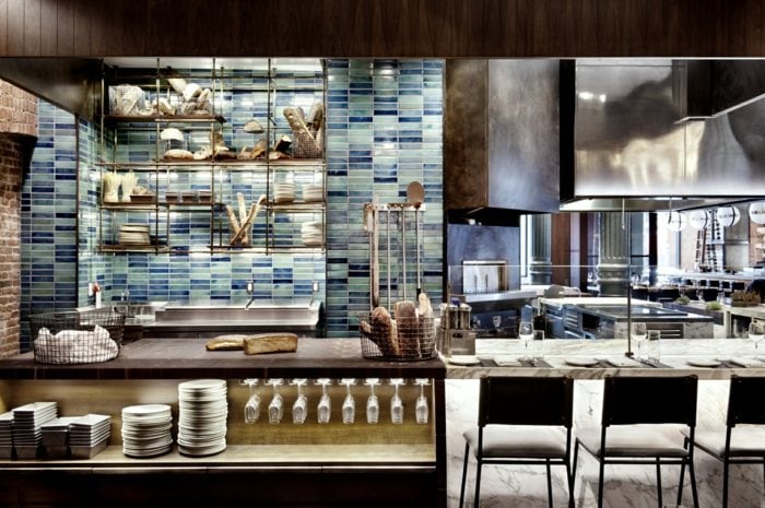 küchen design offen wand fliesen blau abzugshaube metall