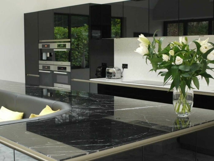 kücheninsel mit sofa hochglanz schwarz blumen vase marmor