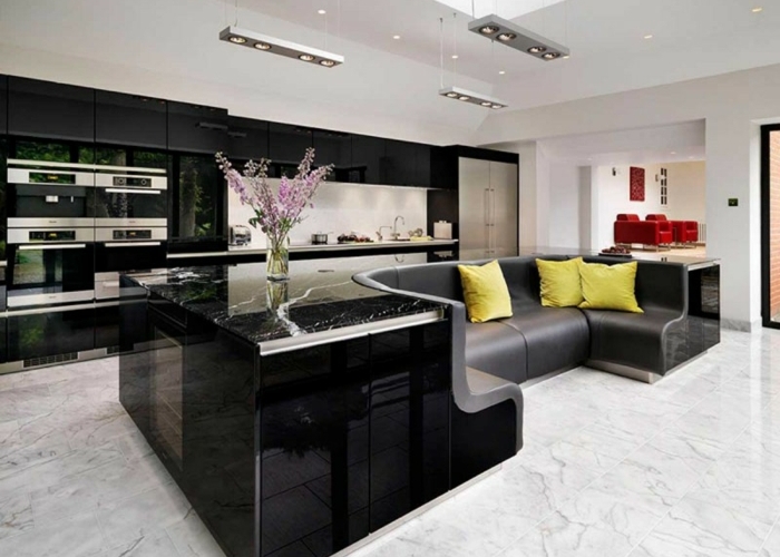 kücheninsel mit sofa schwarz leder marmor