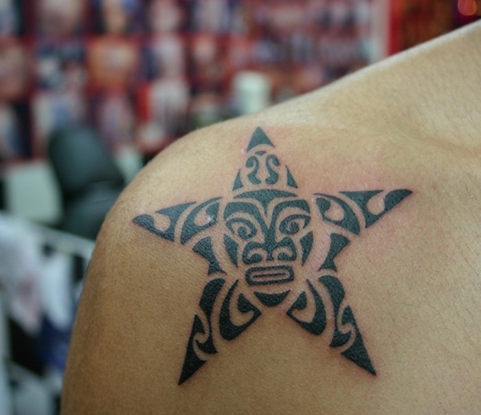 maori-stern-tattoo-design-mit-gesicht-maskulin-ideen-schulter