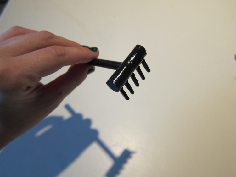 mini-zen-garten-selber-machen-anleitung-miniatur-harke-schwarz
