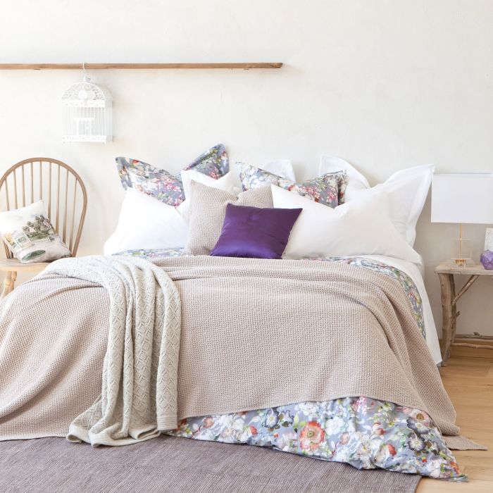 modern-Bett-Tagesdecken-Zara-Home-Gittermuster-Grau-Beige