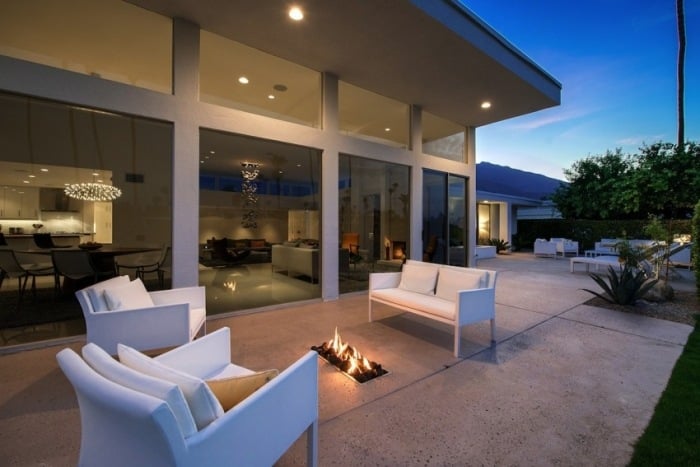moderne-Residenz-Außenbereich-Weiß-als-Möbelfarbe-elegantes-design