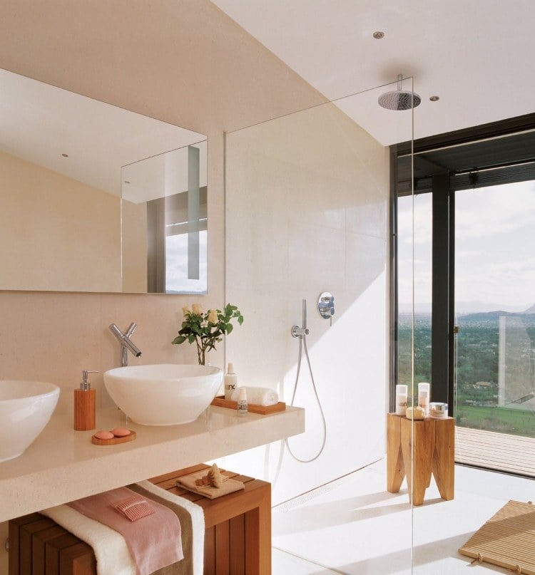 moderne-badgestaltung-dusche-glaswand-beige-wandfliesen