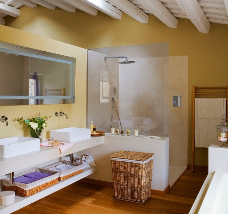 moderne-badgestaltung-holz-boden-gemauerste-dusche-glas-abtrennung