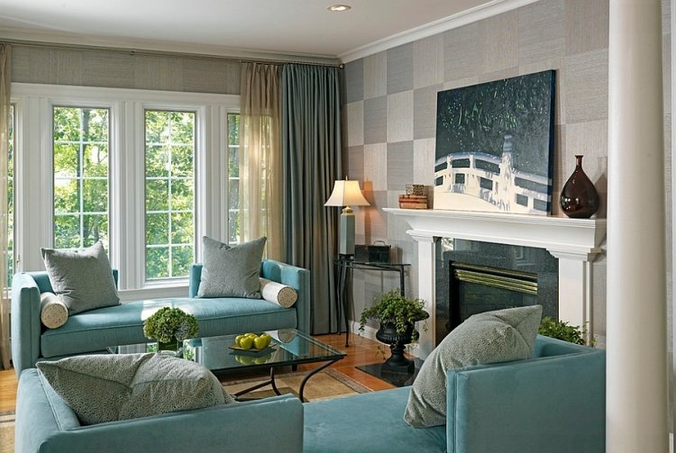 moderne-wohnraume-aqua-blaue-sofas-grastapeten-schachbrett-muster