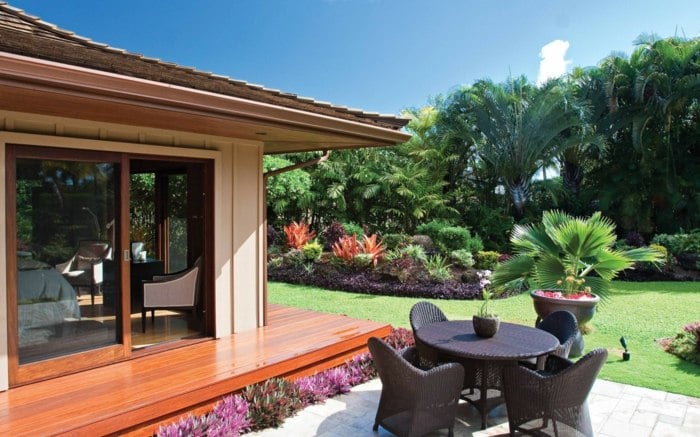 moderner garten exotischer look schlicht blumenbeet palme terrasse
