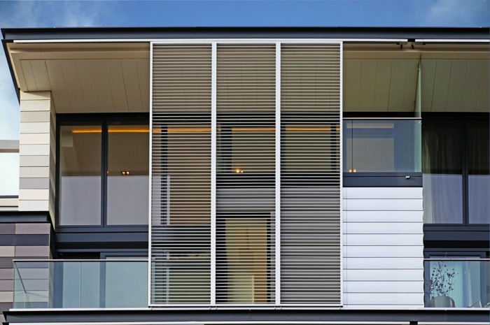 moderner sonnenschutz fenster balkon verschiebbar waagerecht schatten