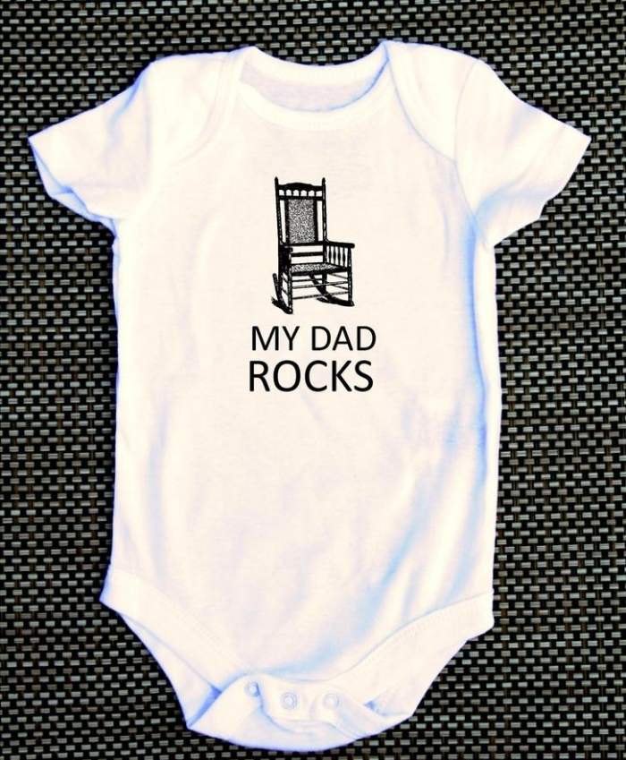 modernes-Baby-T-Shirt-mit-Aufdruck-lustig-Sprüche-My-Dad-rocks