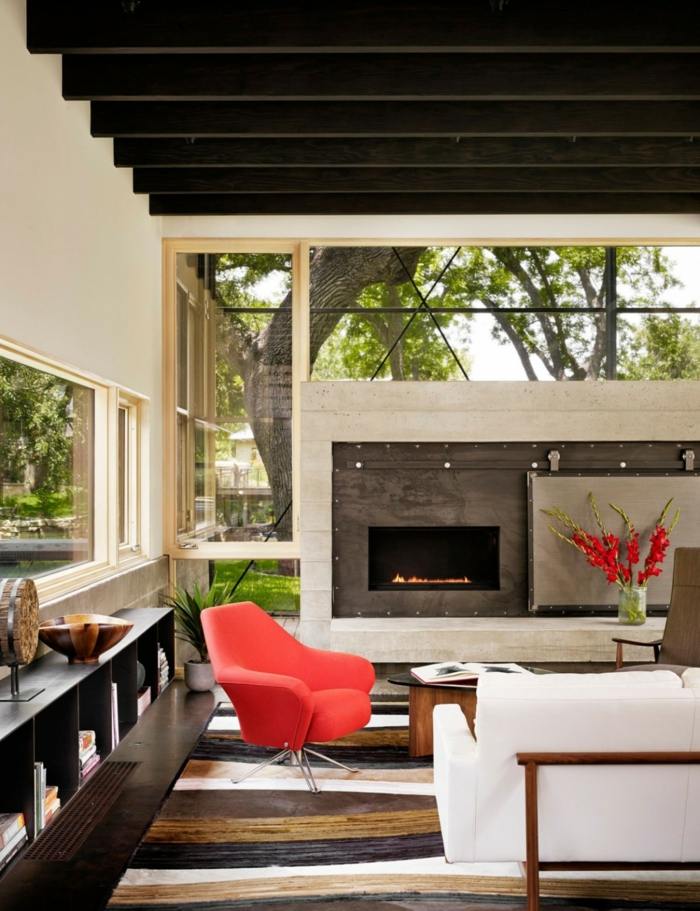 modernes wohnzimmer weiße couch sessel rot kamin fenster
