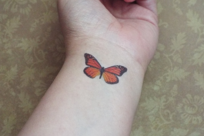 monach-Schmetterling-Tattoo-tattoo-am-handgelenk-mit-farbe-design