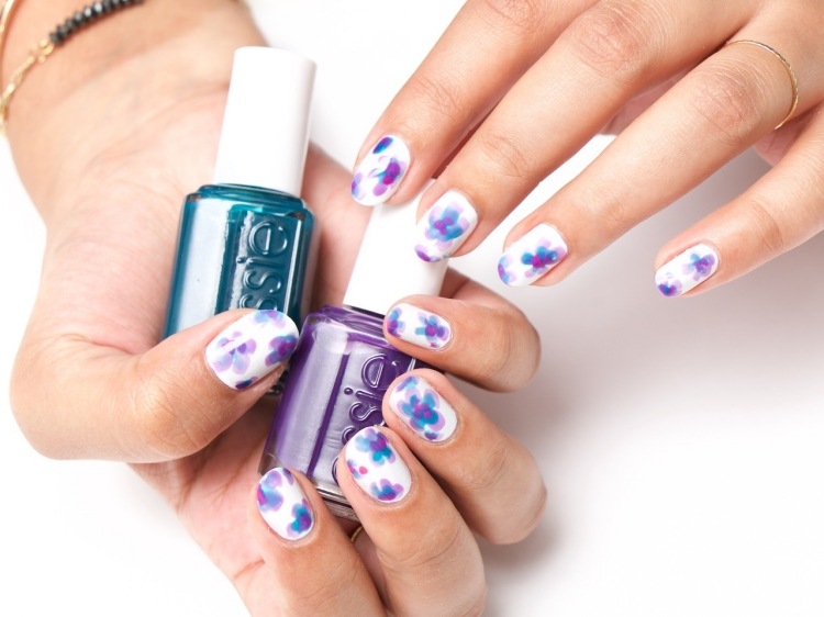 nagel-design-ideen-fruehling-floral-motive-wasserfarben-effekt-violett-blau-weiss