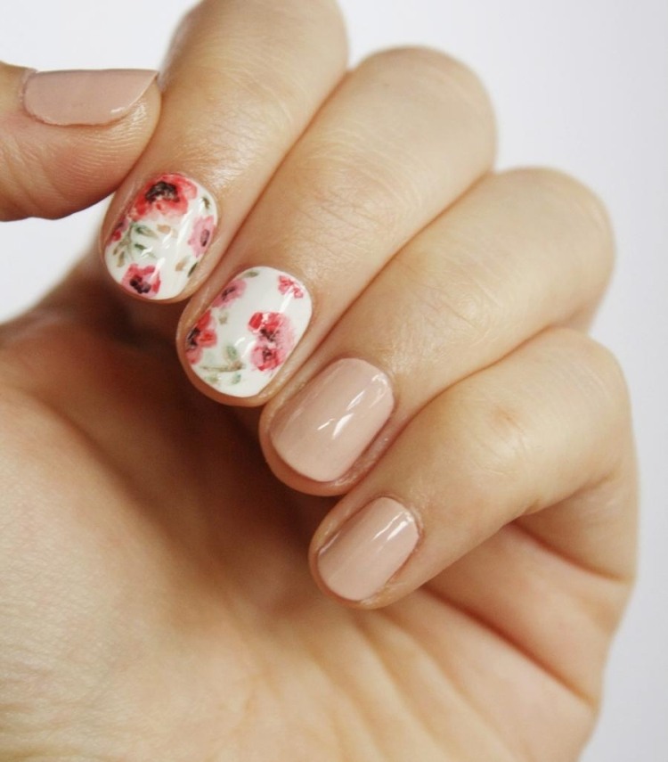 nagel-design-ideen-fruehling-floral-motive-zwei-finger-dekoration-nude-farbe