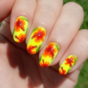 nageldesign ideen exotisch blumen hibiskus gelb orange sommer look