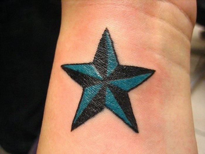 nautischer-stern-blau-schwarz-tattoo-design-handgelenk
