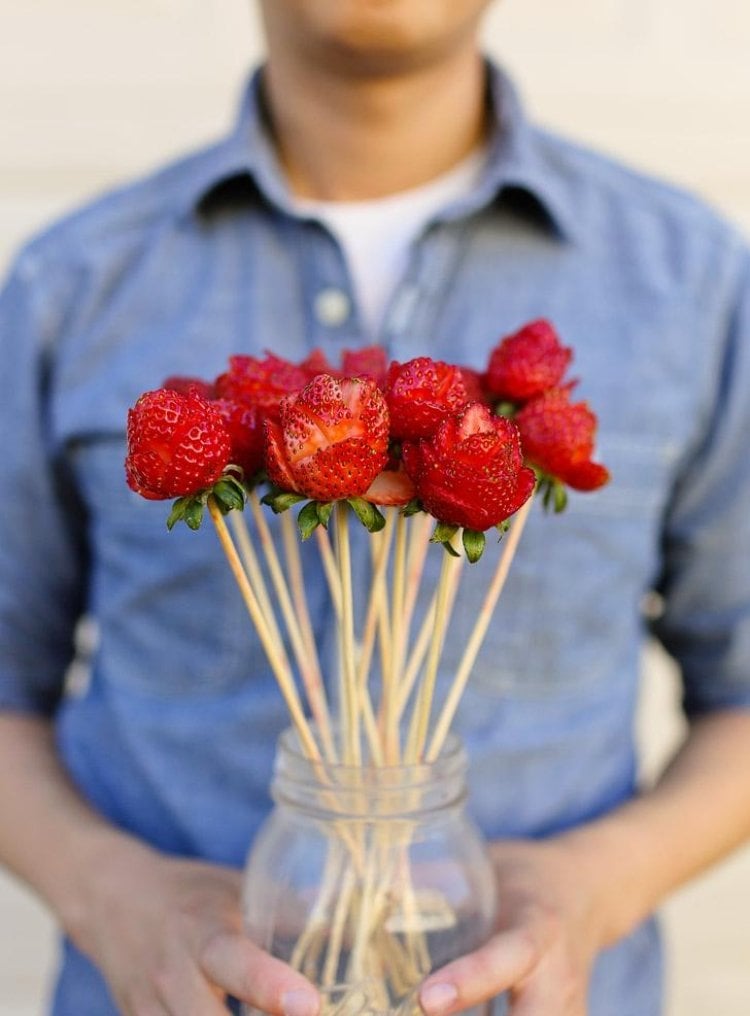 obst-schnitzen-anfanger-einfache-idee-erdbeeren-rosen