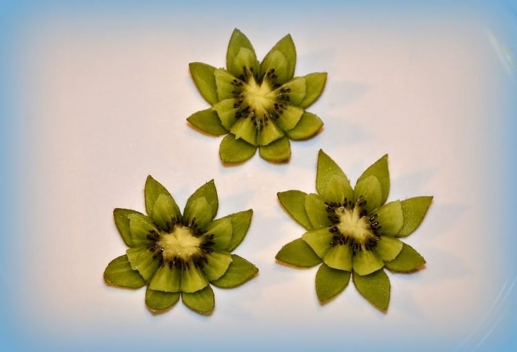 obst-schnitzen-anfanger-lotusblumen-kiwis