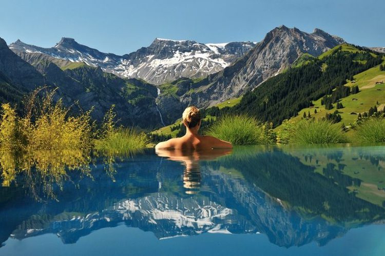open-end-swimming-Pool-mit-Aussicht-auf-Bergen
