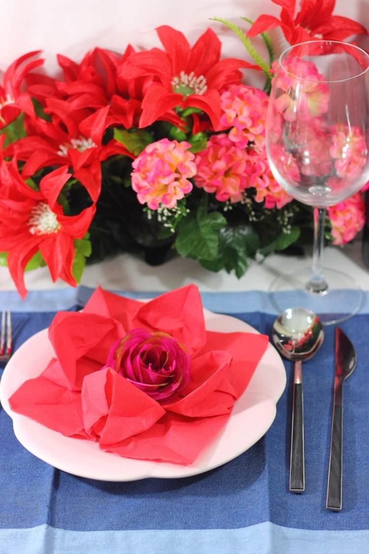 papierservietten-falten-lotusbluete-rose-deko