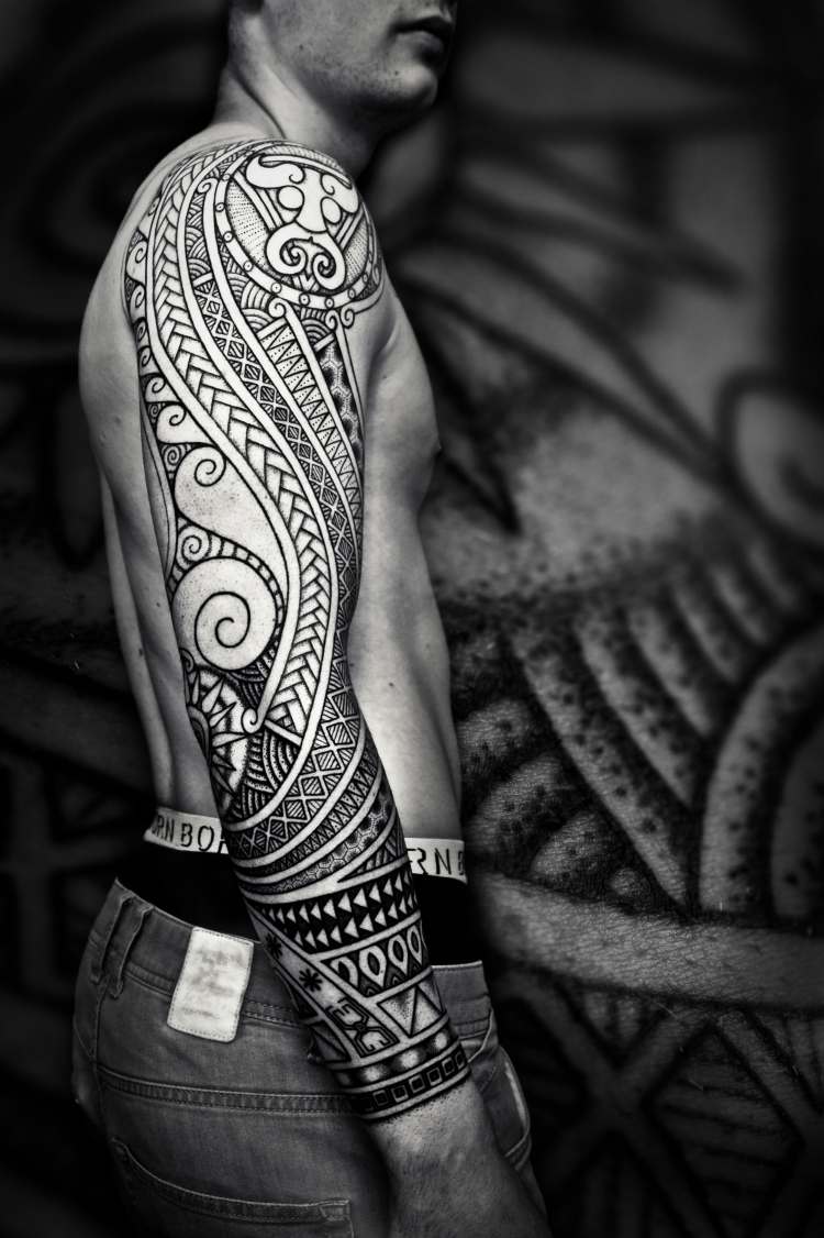 Polynesische-Maori-Tattoos-arm-wellen-sonne-symbole-mann