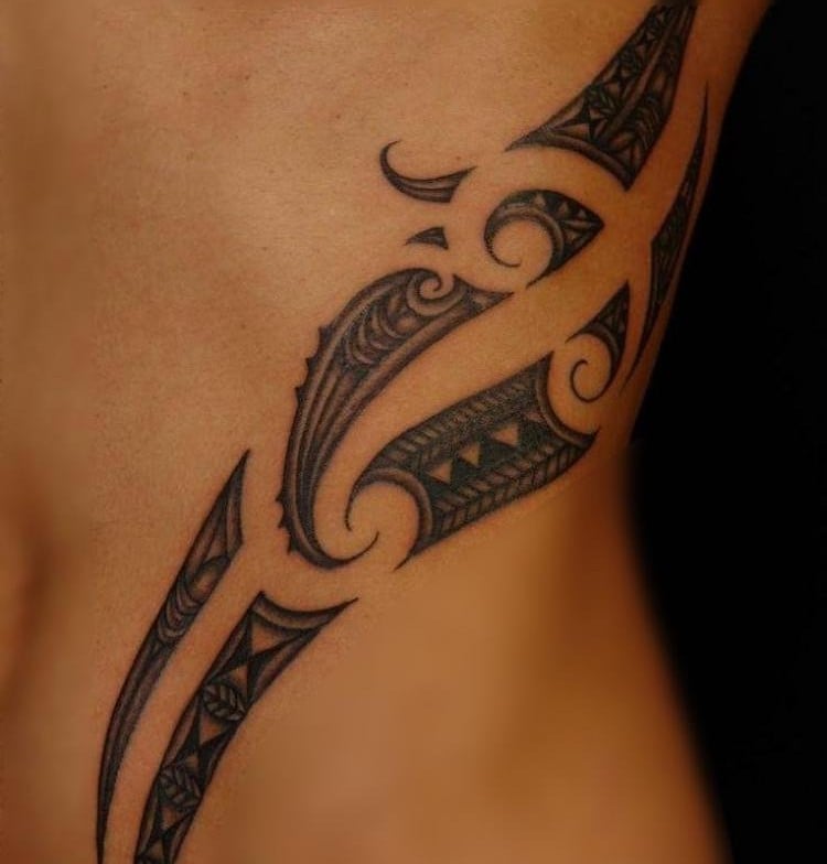 polynesische-maori-tattoos-frau-rippen-tribal
