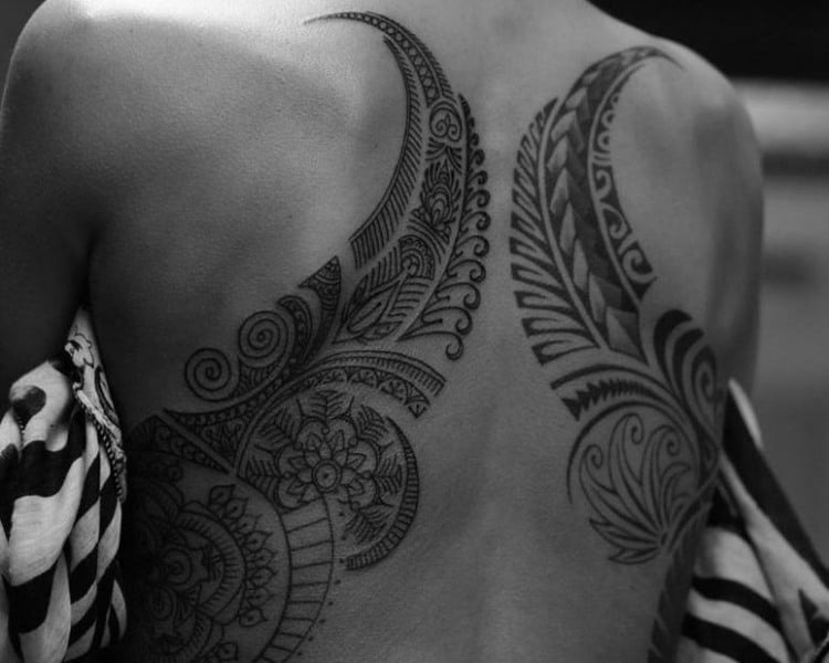 polynesische-maori-tattoos-frau-ruecken-tribal-floral