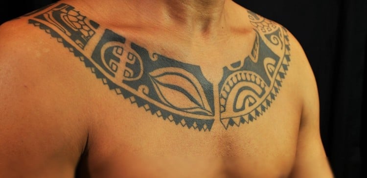 polynesische-maori-tattoos-mann-brust-zeichen-bedeutung