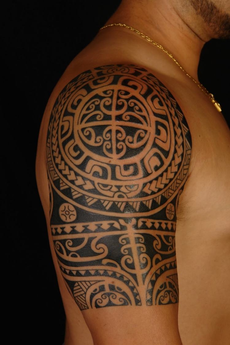 polynesische-maori-tattoos-mann-oberarm-tribal