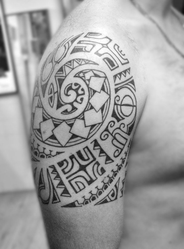 polynesische-maori-tattoos-oberarm-spirale-zeichen-bedeutung