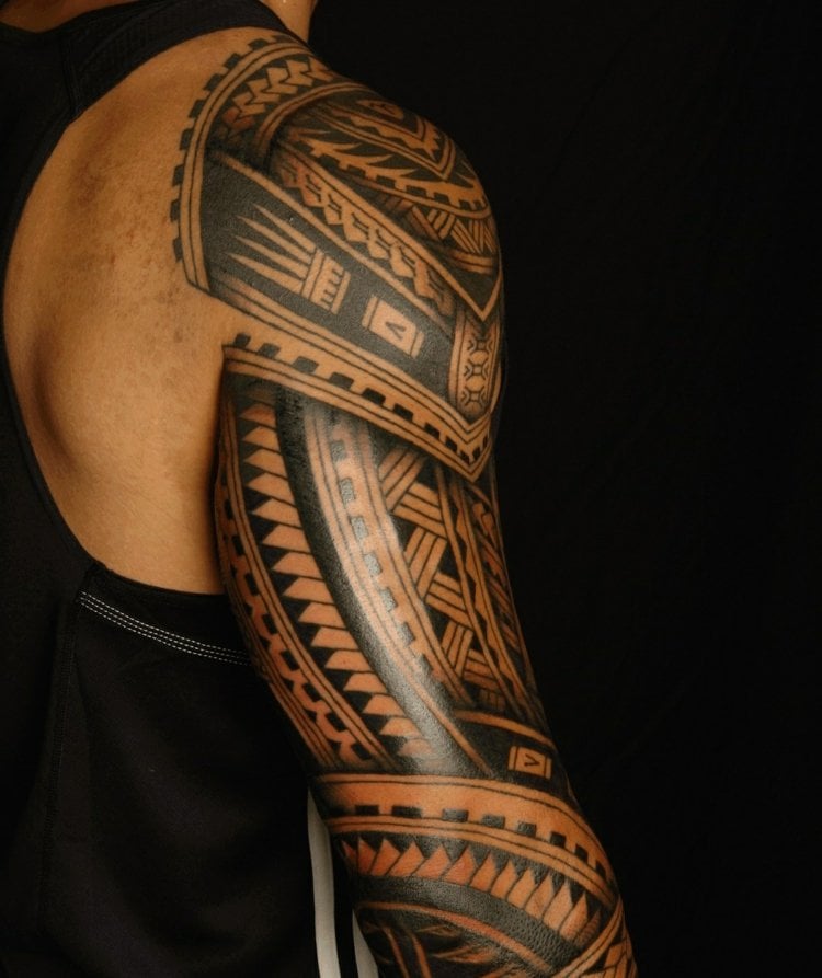 polynesische-maori-tattoos-schultertattoo-männer-modern