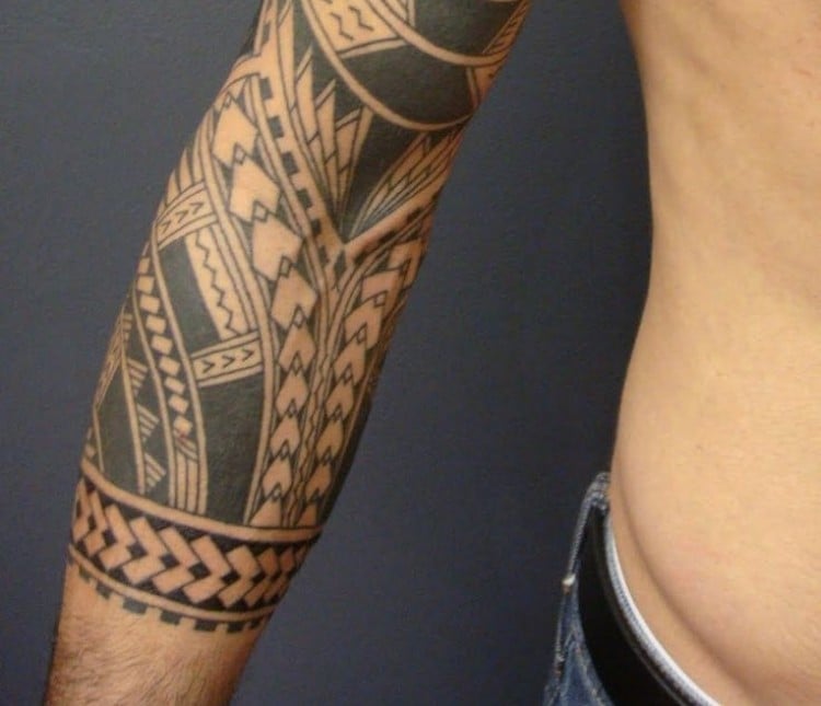 polynesische-maori-tribal-arm-tattoo-zeichen-spitze-speer