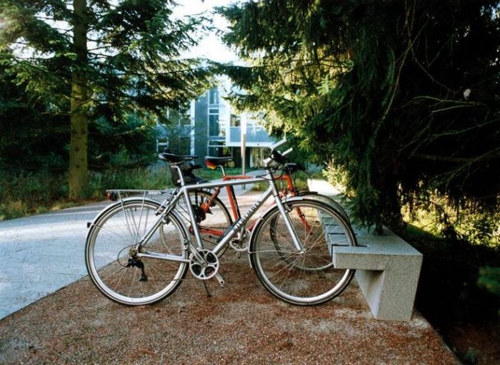 praktische-Fahrradparker-Fahrradständer-Design-Beton-Sitzbank