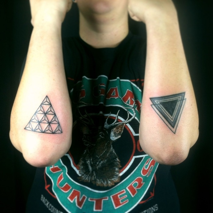 pyramiden-tattoo-ideen-für-männer-unterarm-oberseite