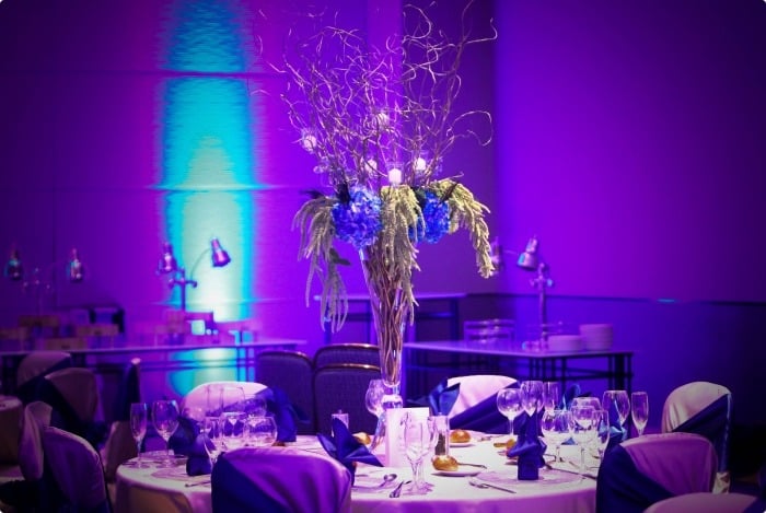 romantische-Hochzeitsdeko-in-blaulila-Tischdeko-stimmungsvolle-beleuchtung